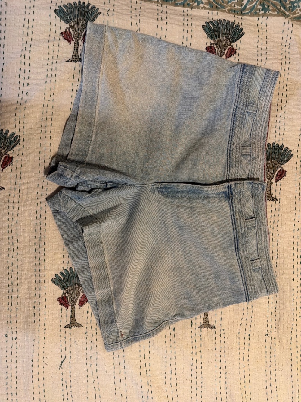 Tommy Hilfiger High Waisted Denim Shorts Women’s Size 18 Light Wash Cuffed